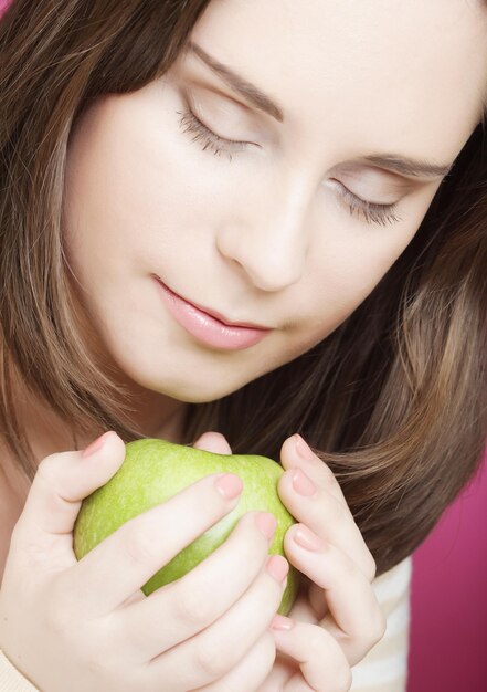 Retrato de mujer joven con manzana verde