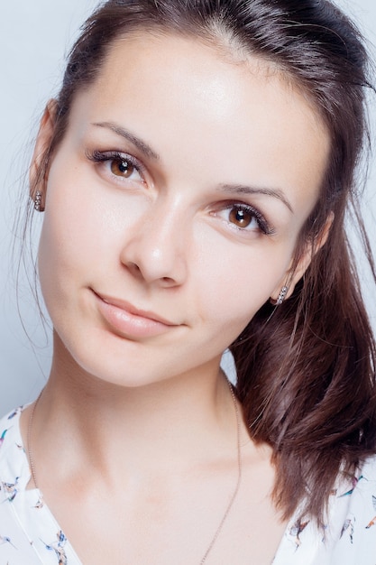 Retrato de mujer joven con maquillaje natural