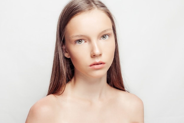 Retrato de mujer joven con maquillaje natural