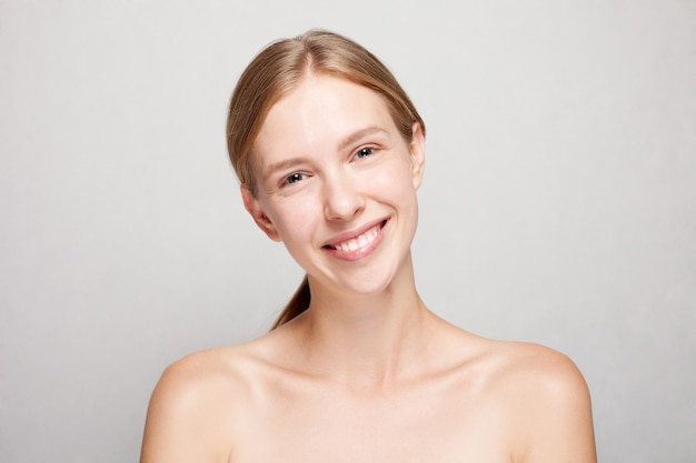 Retrato de mujer joven con maquillaje natural