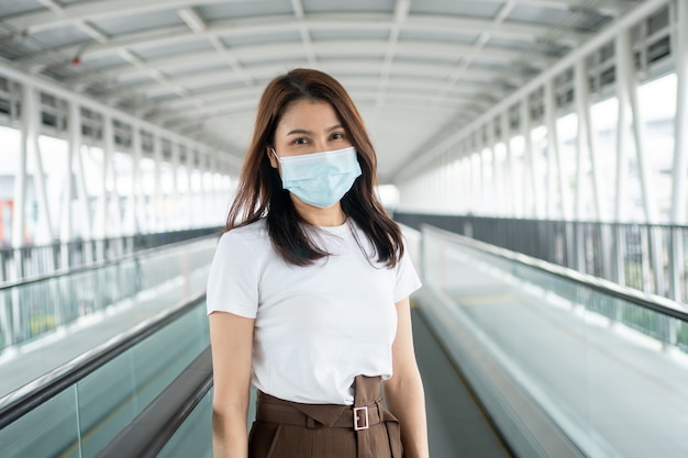 Retrato de una mujer joven con una máscara médica para el COVID 19 anti-coronavirus