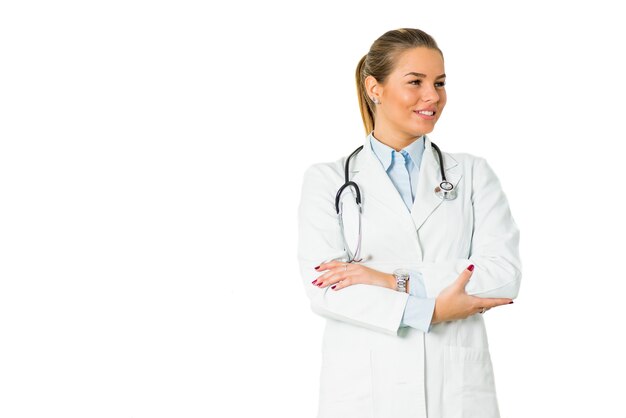 Foto retrato de mujer joven médico aislado sobre fondo blanco