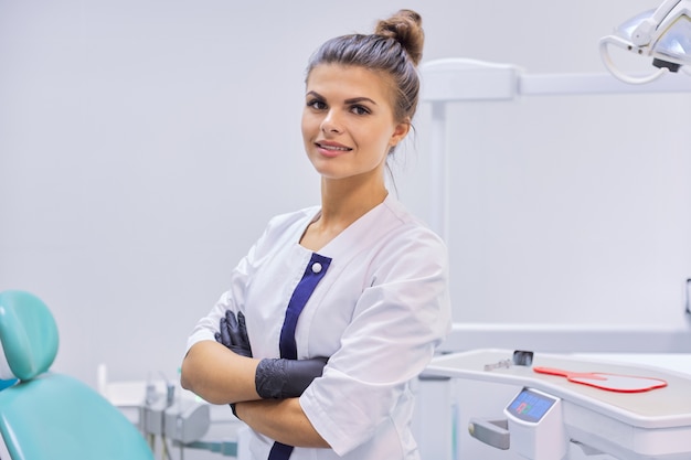 Retrato de mujer joven médico dentista seguro