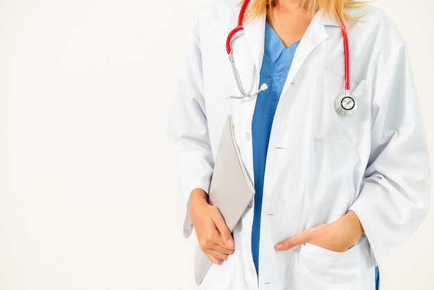 Retrato de mujer joven médico sobre un fondo blanco.