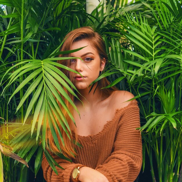 Retrato de una mujer joven en medio de plantas