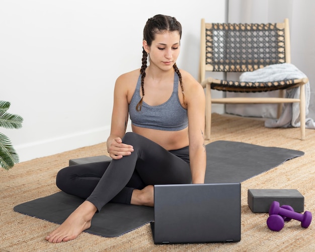 Retrato, mujer joven, meditar