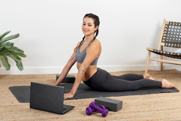 Foto retrato, mujer joven, meditar