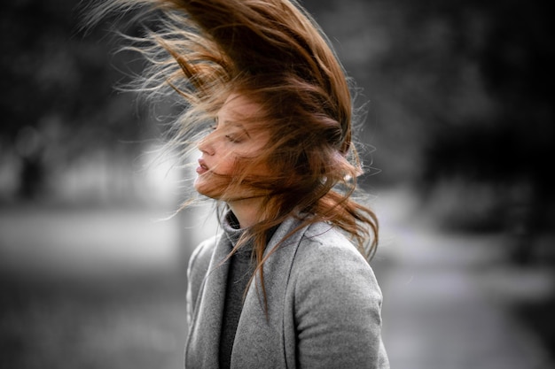 Foto retrato de una mujer joven mirando hacia afuera