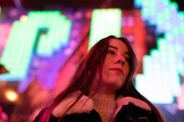 Retrato de una mujer joven mirando hacia afuera