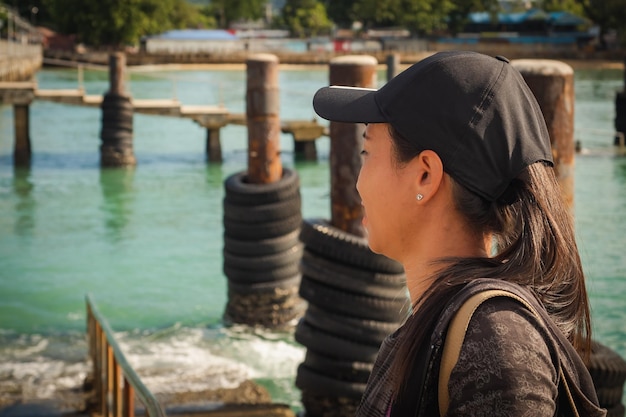 Foto retrato de una mujer joven mirando el agua