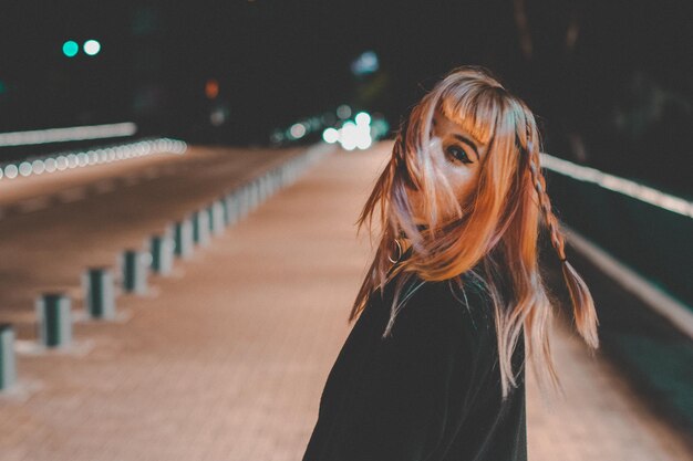 Foto retrato de una mujer joven mirando por encima del hombro