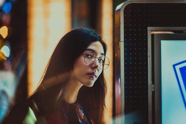 Retrato de una mujer joven mirando hacia otro lado