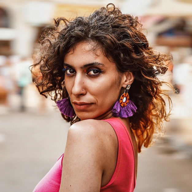 Retrato de una mujer joven mirando hacia otro lado
