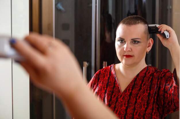 Foto retrato de una mujer joven mirando por la ventana