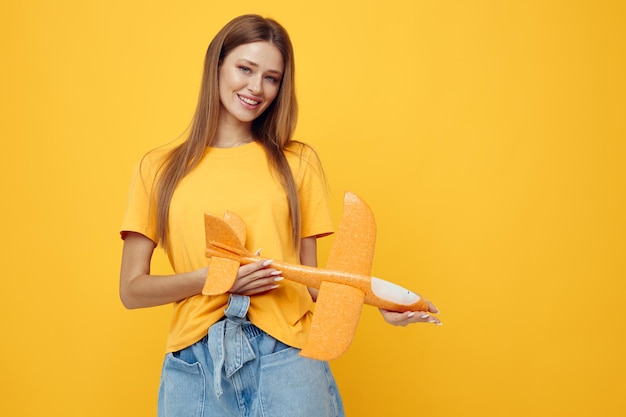 Retrato de una mujer joven con un modelo de un avión amarillo Estilo de vida inalterado