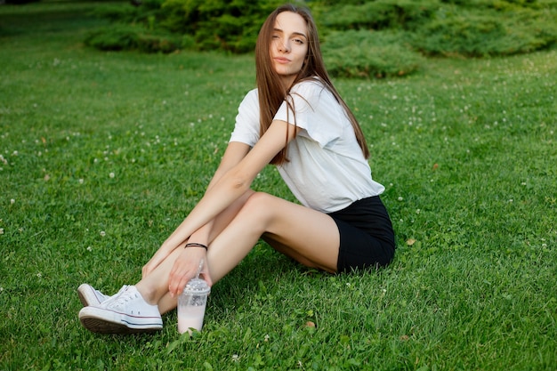 Retrato de una mujer joven morena con una camiseta blanca