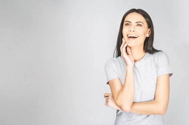 Retrato de mujer joven morena