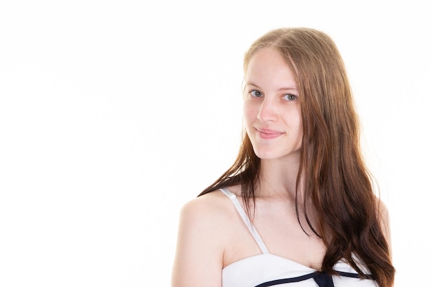 Retrato de una mujer joven de negocios muy hermosa, sonriente y confiada