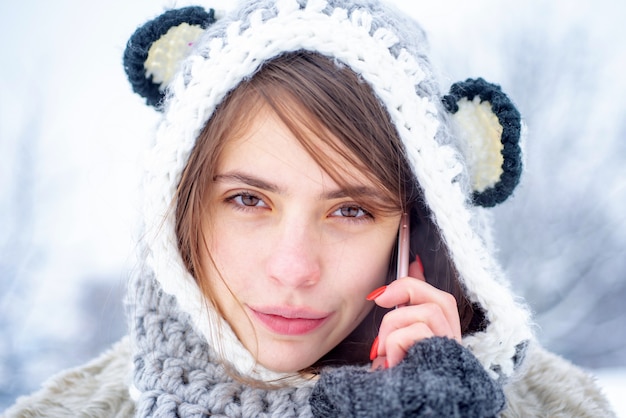 Retrato de una mujer joven en la nieve.