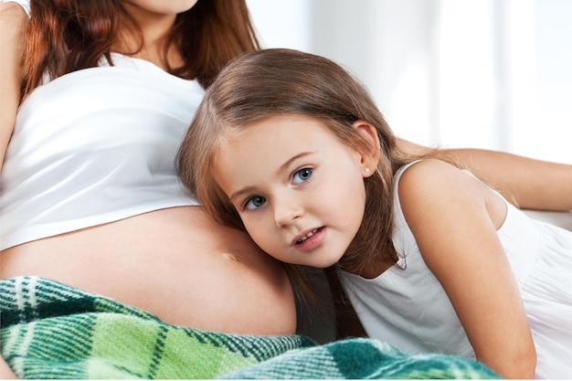 Retrato, de, mujer joven, con, niña, en, plano de fondo