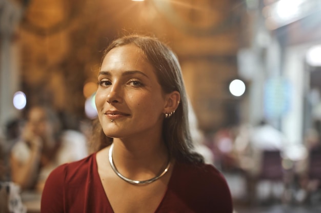 retrato de una mujer joven en la noche