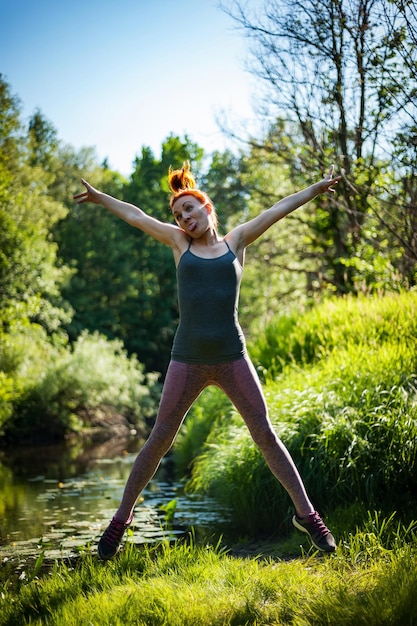 retrato, de, un, mujer joven, en, ocaso, modelo femenino, en, un, salto, en, naturaleza