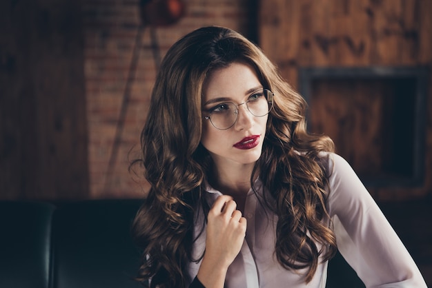 Retrato, mujer joven, en, oficina