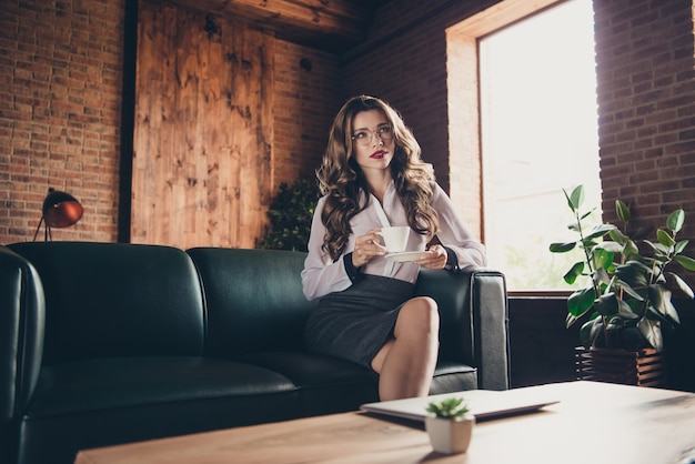 Retrato, mujer joven, en, oficina