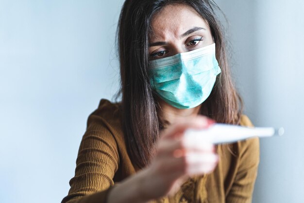 Foto retrato de una mujer joven en la oscuridad