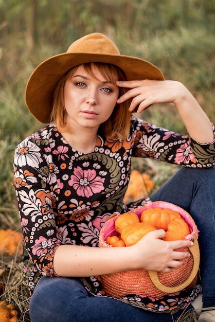 Retrato de mujer joven en el parque otoño