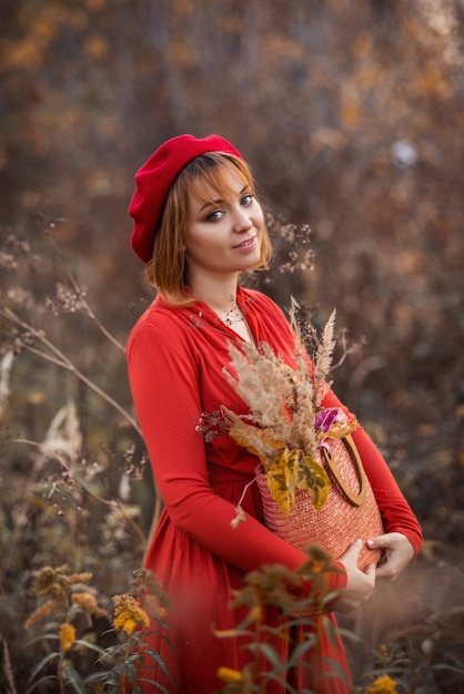 Retrato de mujer joven en el parque otoño