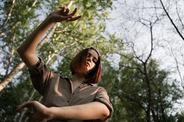 Foto retrato de una mujer joven en el parque