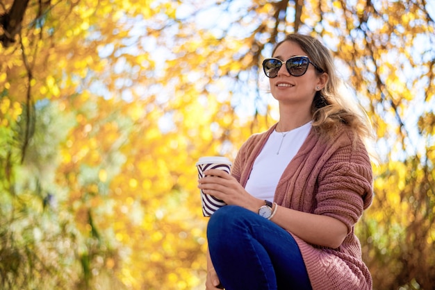 Retrato de mujer joven en el parque