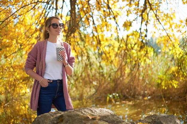 Retrato de mujer joven en el parque