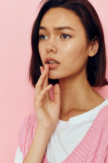 Retrato de una mujer joven con el pelo corto y un suéter rosa Estilo de vida inalterado