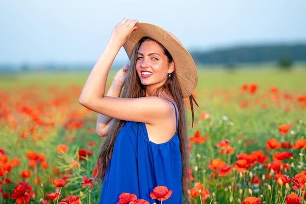 retrato, de, mujer joven, con, pelo largo, y, sombrero de paja, en, amapola, campo, en, tarde, sol