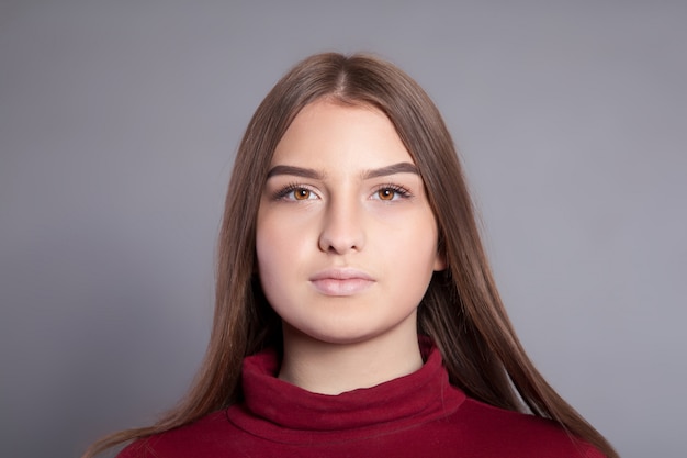 Retrato de mujer joven con el pelo largo