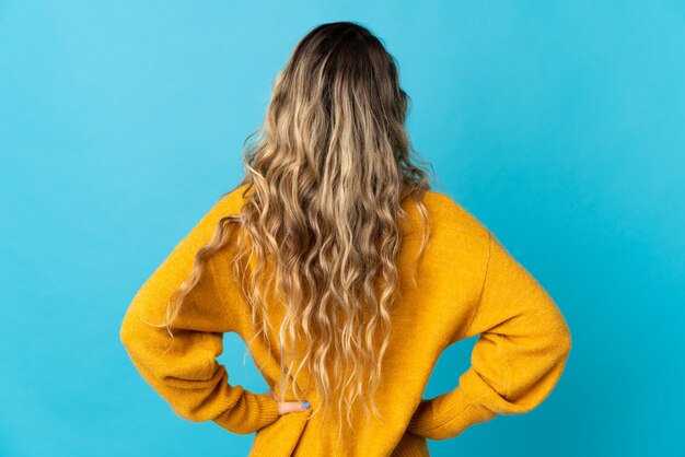 Retrato, de, un, mujer joven, con, pelo rizado