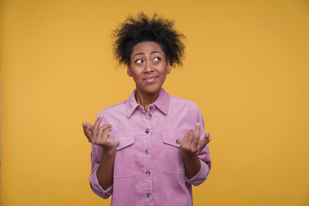 Foto retrato de una mujer joven pensando en algo