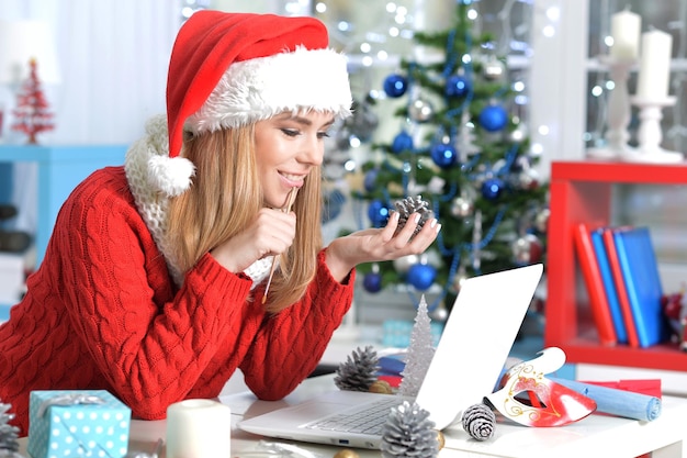 Retrato de mujer joven pensativa preparándose para la Navidad