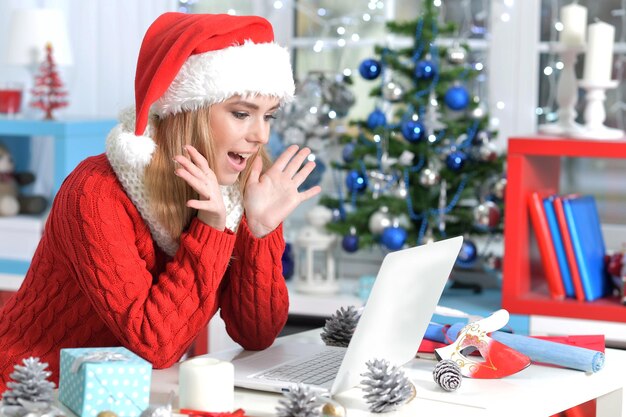 Retrato de mujer joven pensativa preparándose para la Navidad