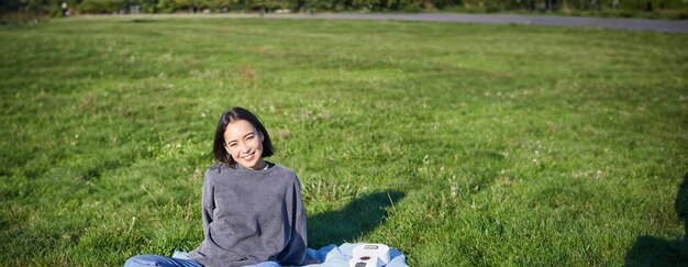 Retrato de una mujer joven con un perro en el campo