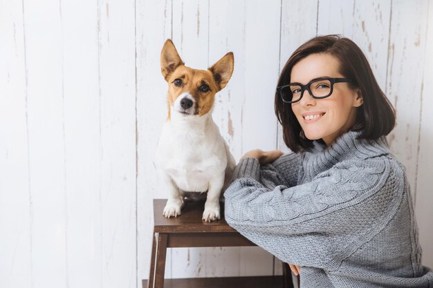 Foto retrato de una mujer joven con un perro