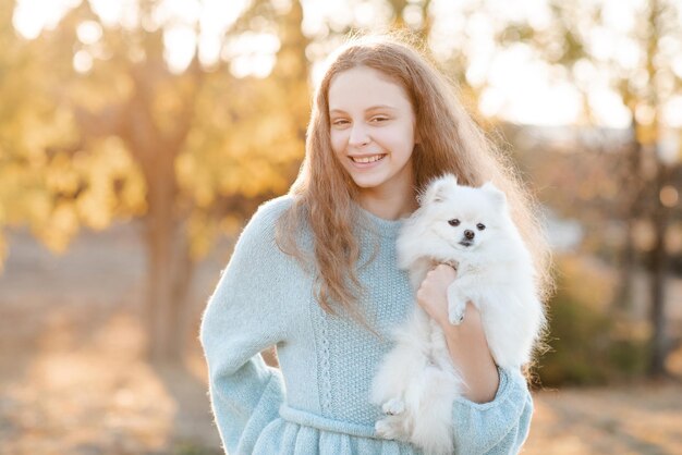 Retrato de una mujer joven con un perro