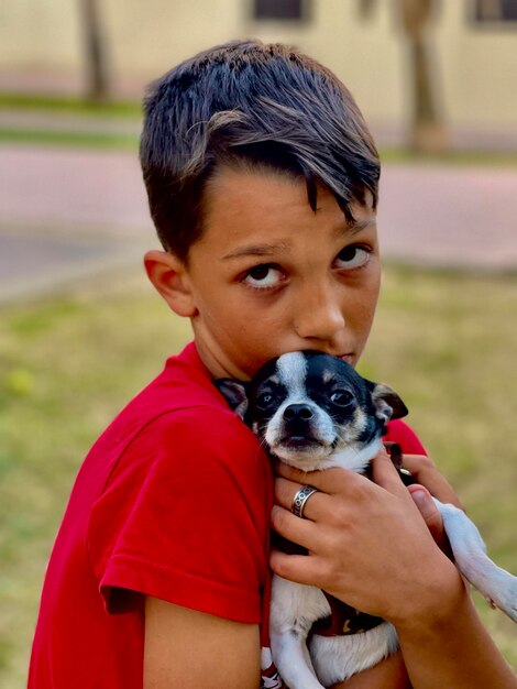 Foto retrato de una mujer joven con un perro