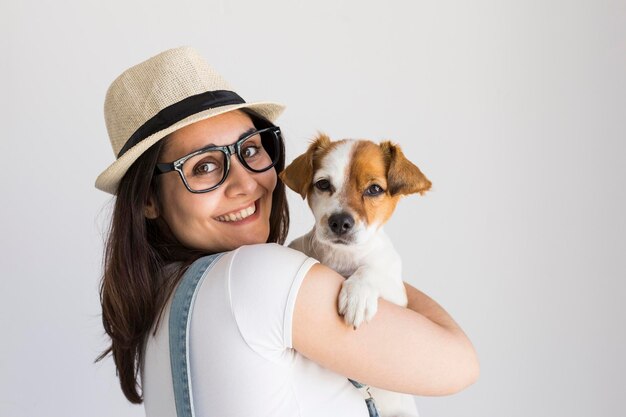 Retrato de una mujer joven con un perro