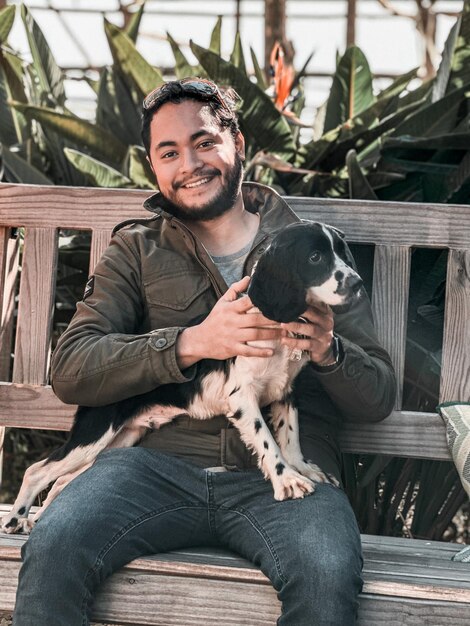 Foto retrato de una mujer joven con un perro