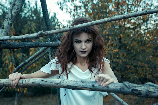 Retrato de una mujer joven de pesadillas, concepto de Halloween.