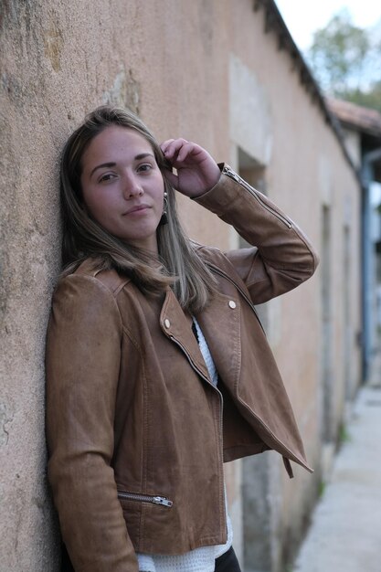 Retrato de mujer joven de pie al aire libre