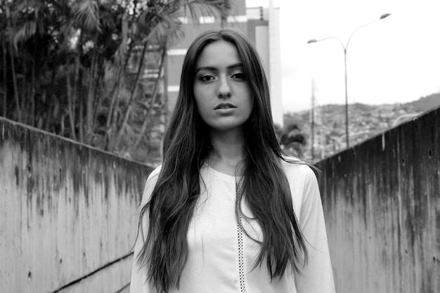 Retrato de una mujer joven de pie al aire libre